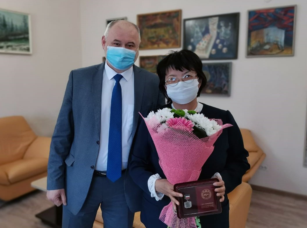 ПОЧЕТНОЕ ЗВАНИЕ СОТРУДНИКУ ТЕАТРА